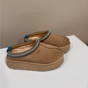 UGG Tazz Size 6 Blue Trim